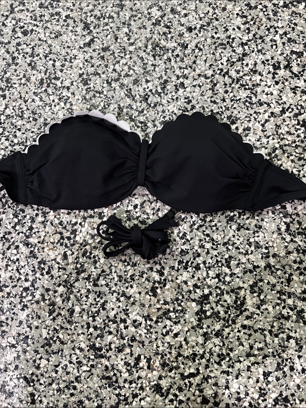 VENUS Black Scalloped Bandeau Bikini Top
